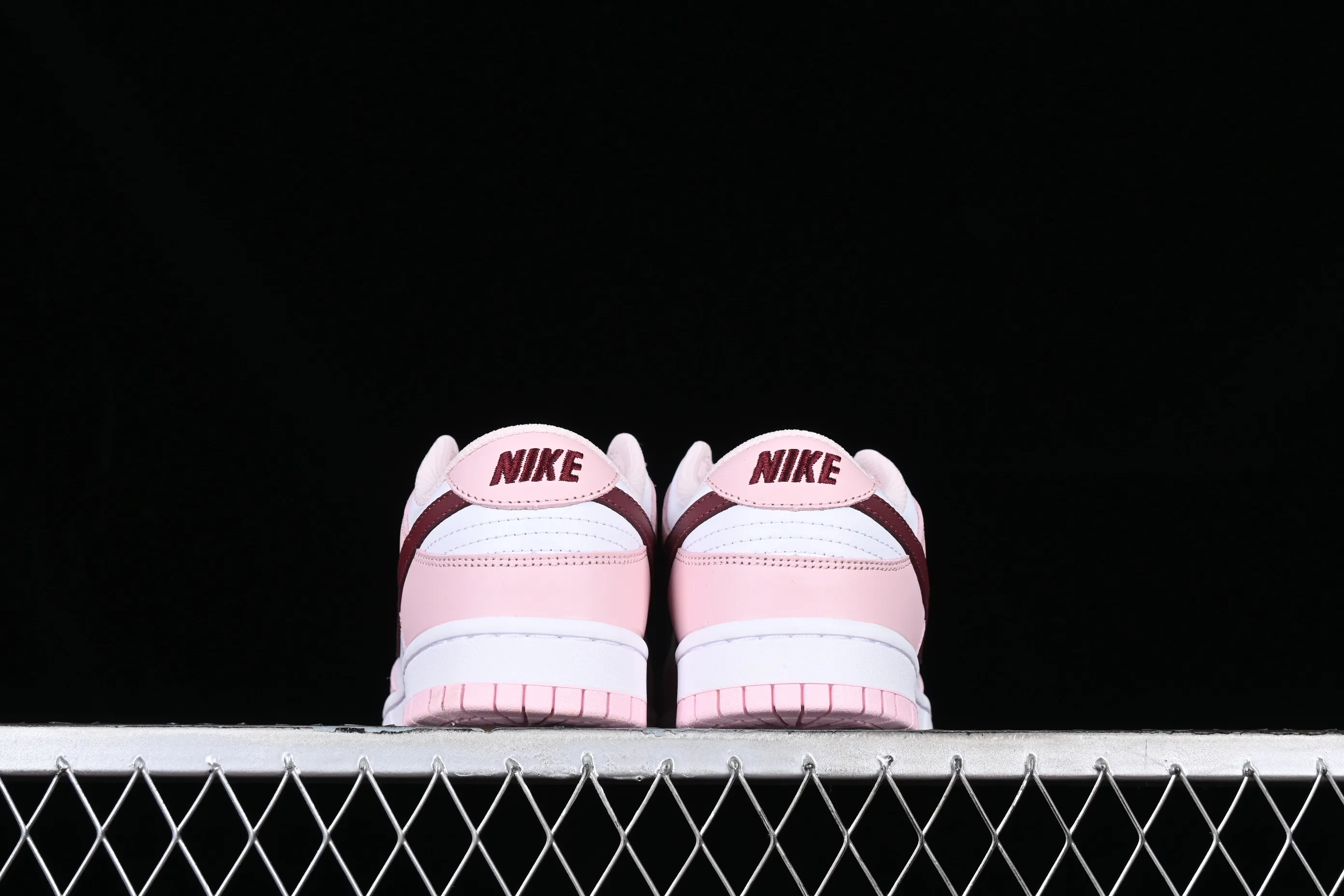 All Categories Nk SB Dunk Series Nk SB Dunk Low Low-top Sneakers Nk Dunk SB Low Sakura Pink Valentine's Day SB Low-top Casual Sneakers CW1590-601